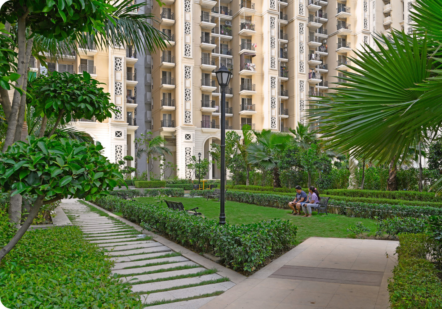 2 BHK Flats In Model Town Delhi right img